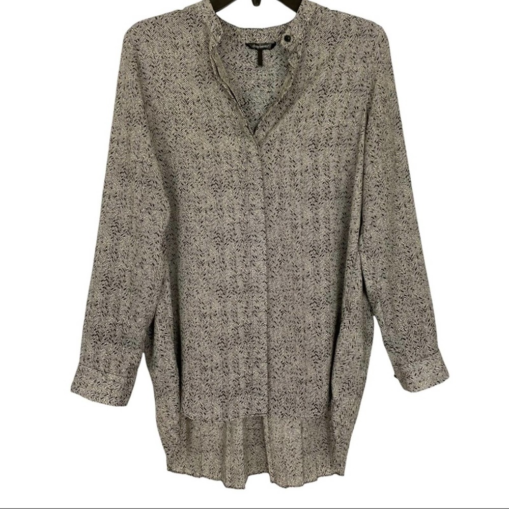 DAISY FUENTES | Tan Chevron Print Oversized Long Sleeve Button Down Blouse